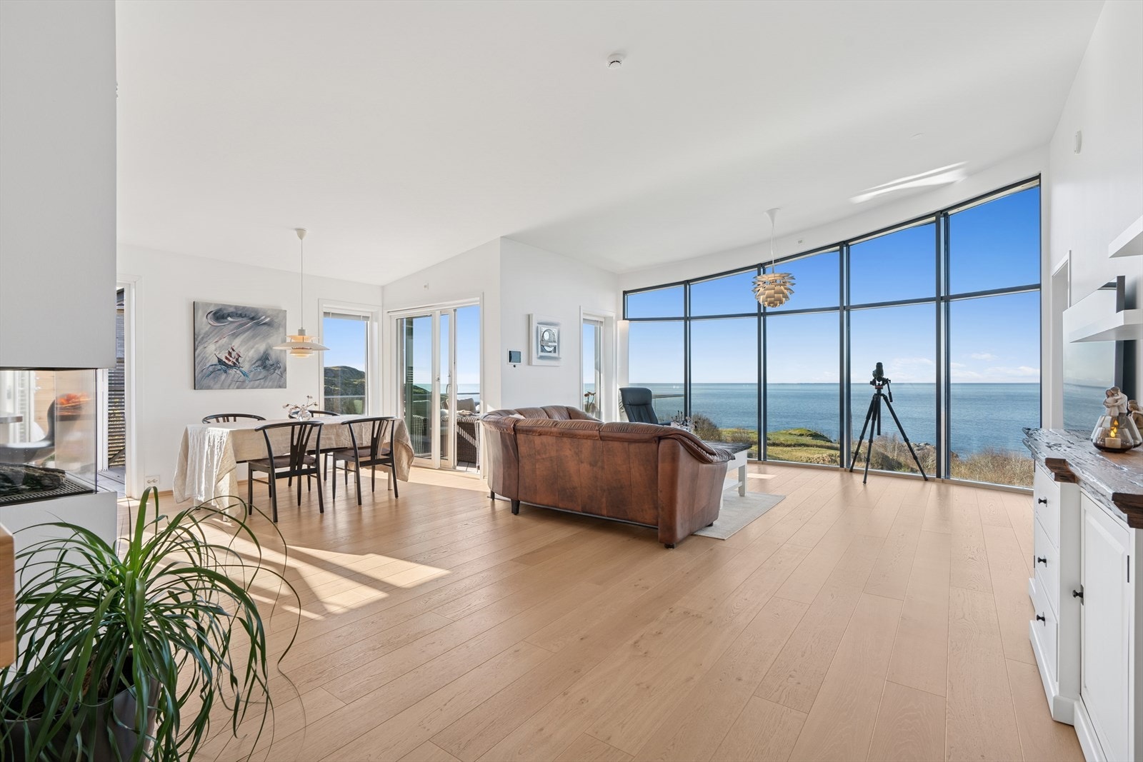 Når du trer inn i denne innbydende og stilfulle boligen, blir du møtt av et stort, lyst oppholdsrom. Galleribilde