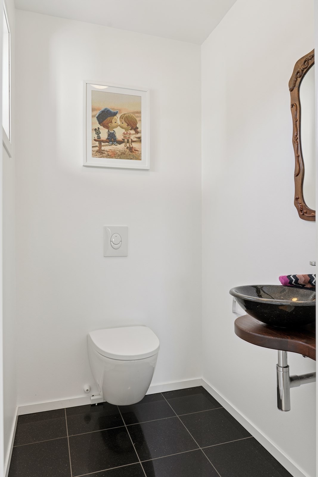 Ved entreen i første etasje finnes et praktisk gjestetoalett. Galleribilde