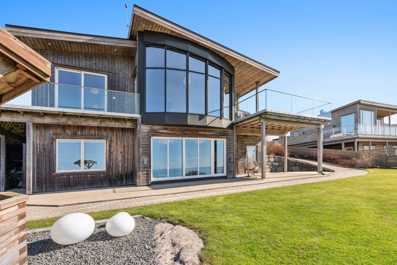 Den tilhørende hagen er pent opparbeidet med plenarealer og variert beplantning. Galleribilde