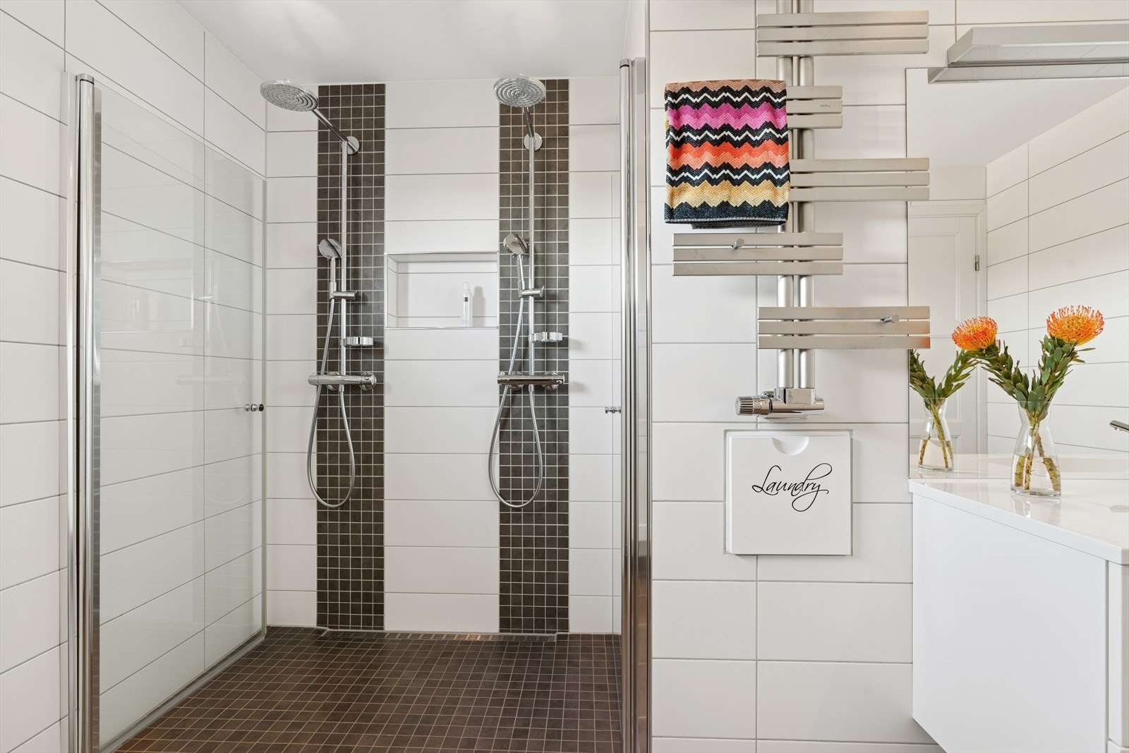 Innredningen består av speil med belysning, servant med seksjon, Geberit aquaclean toalett, hådkletørker og dobbel dusjnisje. Galleribilde