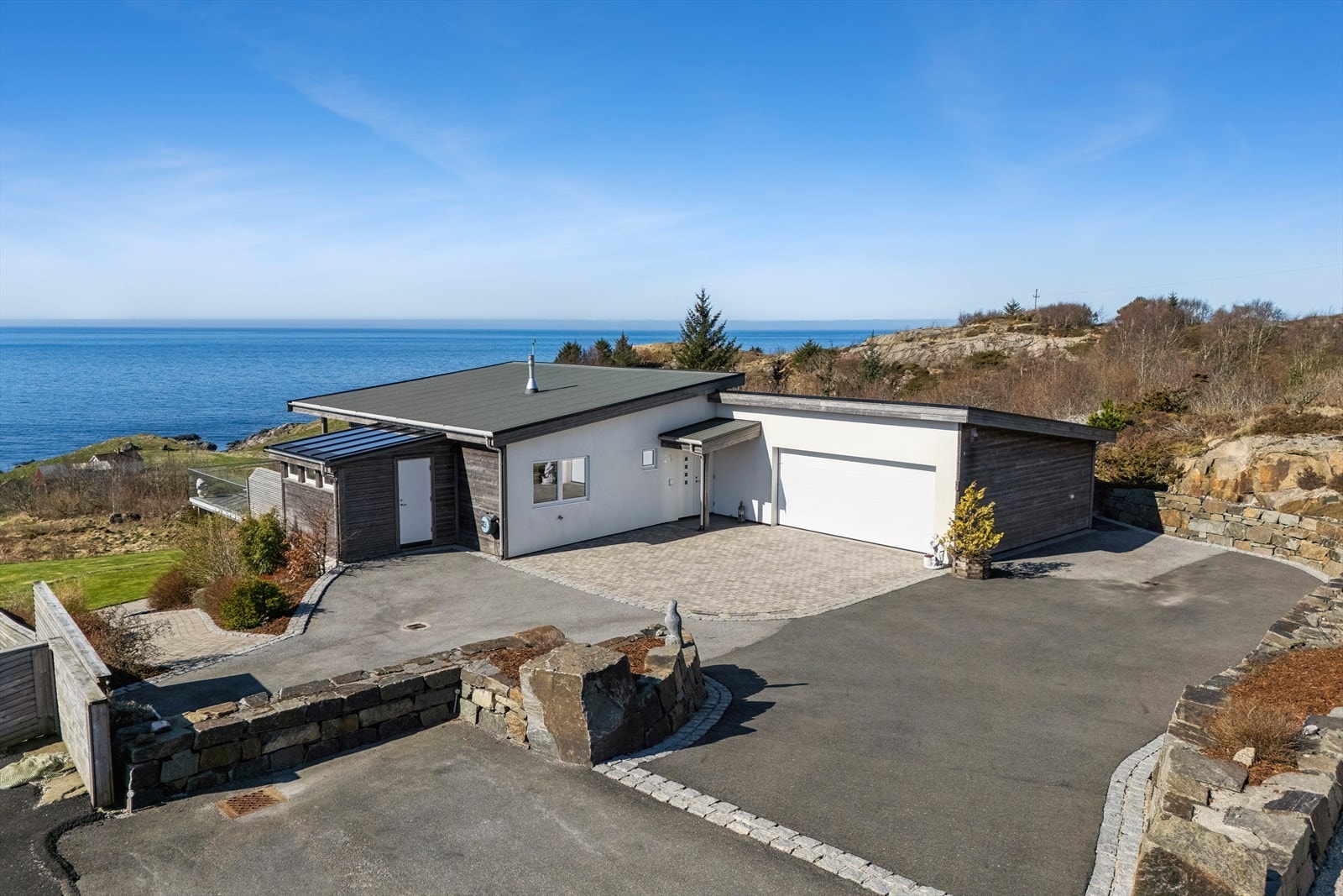 Denne vakre eiendommen, ligger i et solrikt, idyllisk og naturskjønt område, med en imponerende utsikt mot havet. Galleribilde