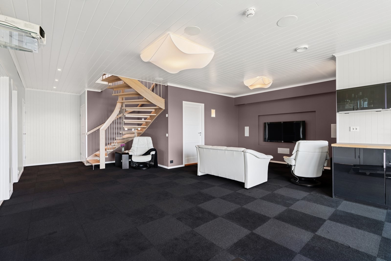 Når du kommer ned i hjemmets underetasje, møter du en stor stue med god plass og en takhøyde på ca. 2,60 meter. Galleribilde