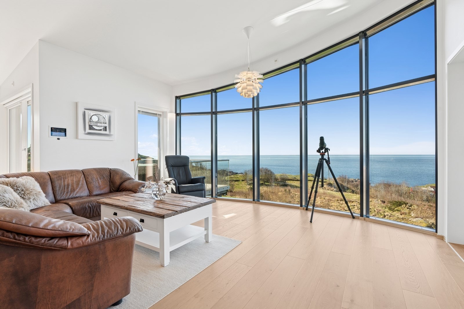 Her er det flere store vindusflater, som slipper inn rikelig med naturlig lys og gir en fantastisk utsikt. Galleribilde