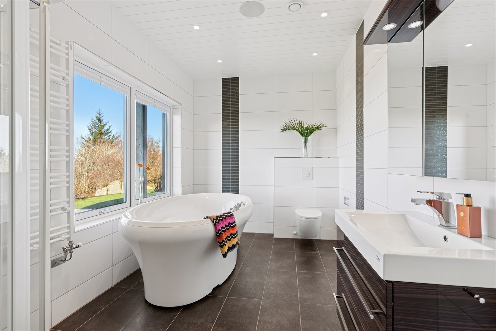 Badet i underetasjen har fliser på gulvet og fliser på veggene. Galleribilde