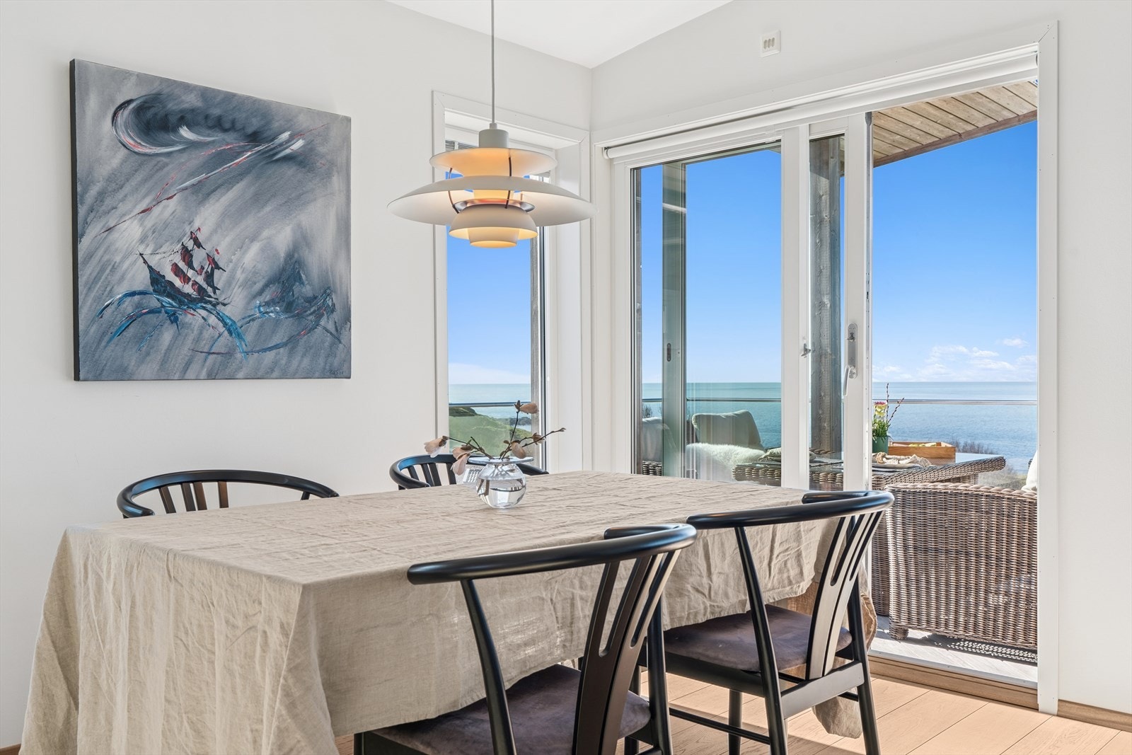 Det er god plass til ønsket møblement som både sofagruppe og langstrakt spisebord. Galleribilde