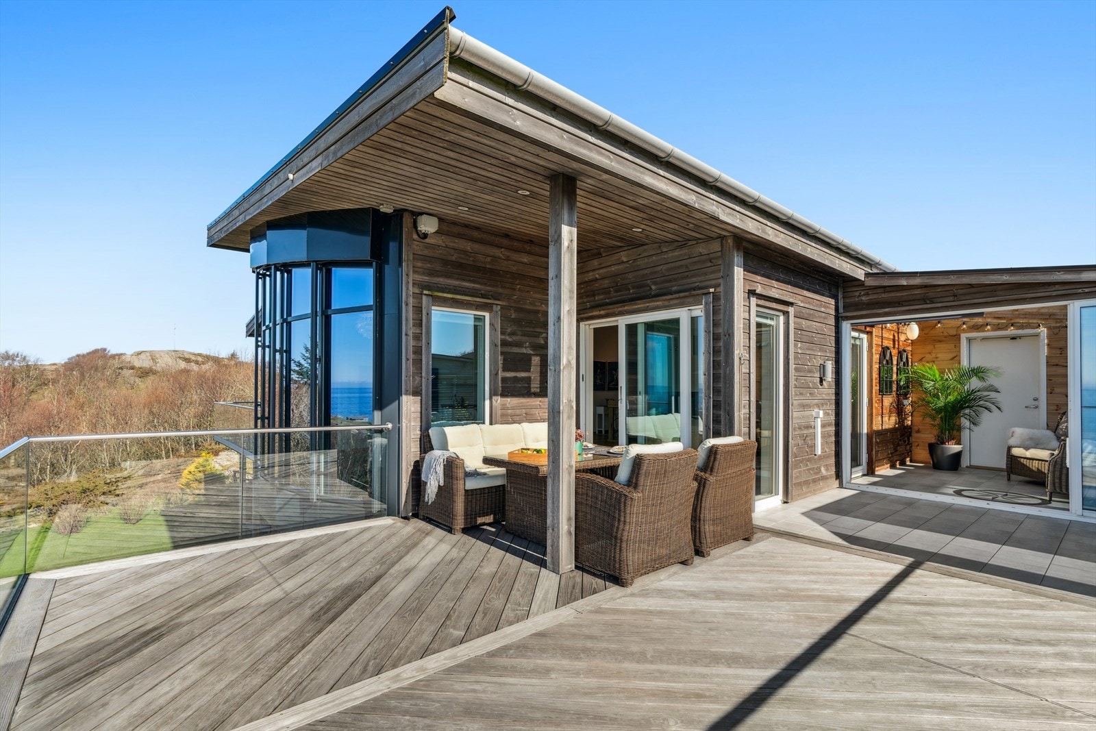 Fra oppholdsrommet er det tilgang til flere terrasser, en på hver side av boligen. Galleribilde