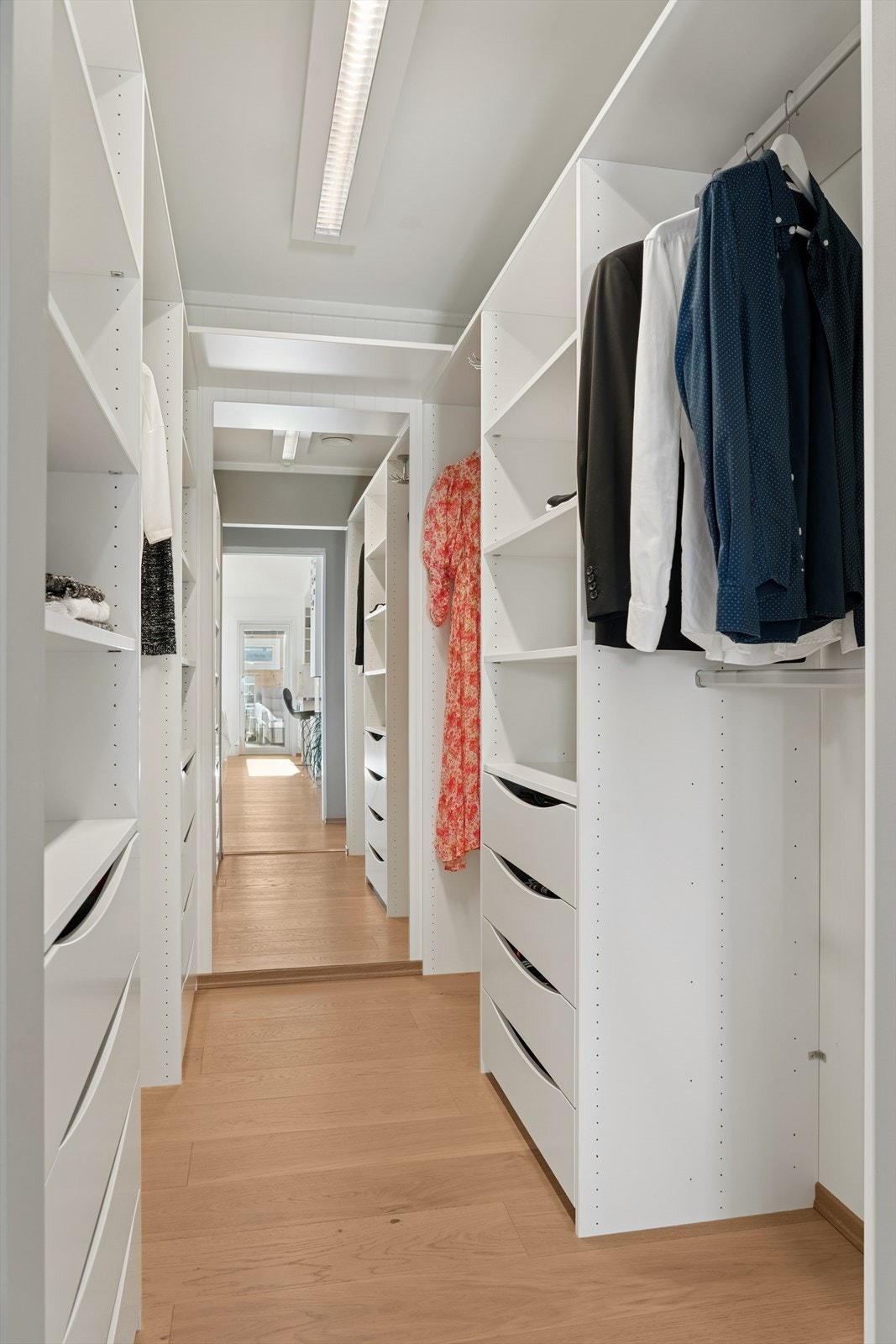 Praktisk garderobe-rom tilhørende hovedsoverommet. Galleribilde