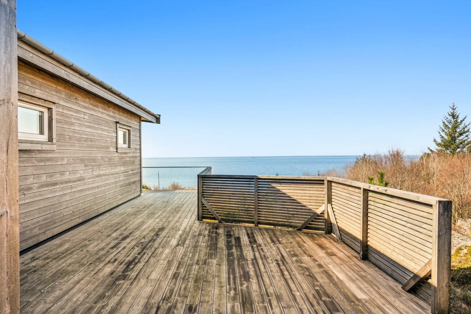 Fra hovedsoverommet er det skyvedør som gir tilgang til en av terrassene. Galleribilde