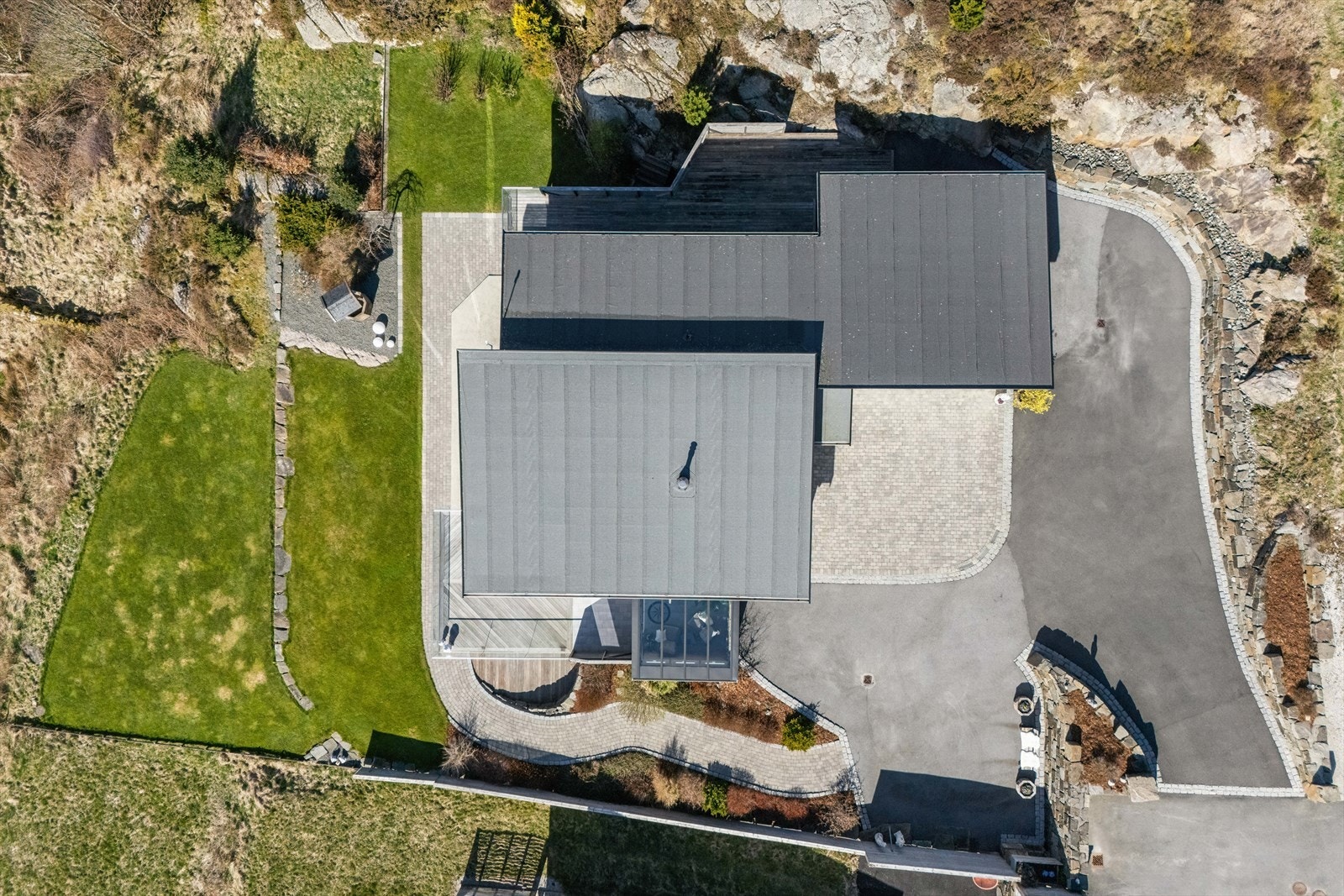 Gårdsrommet er asfaltert og delvis belagt med belegningsstein. Materialer og utforming av hus og tomt er valgt ut fra at det skal være minst mulig vedlikehold. Galleribilde