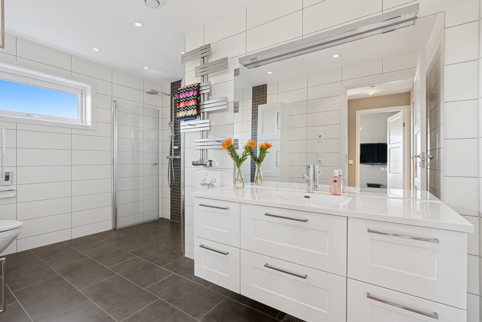 Badet i første etasje har fliser på gulvet og fliser på veggene. Galleribilde