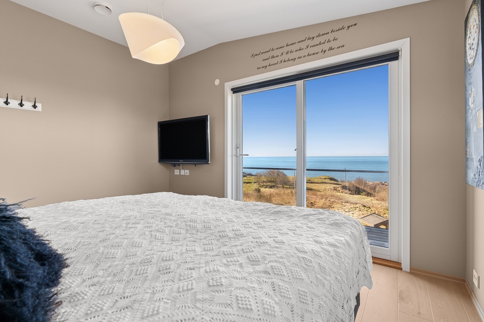 Hovedsoverommet har sin egen private sone med tilhørende walk-in garderobe og eget bad. I tillegg dør ut til balkong. Galleribilde