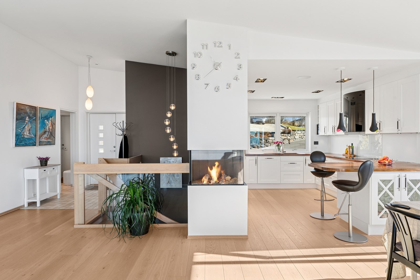 Det er installert en elegant gasspeis i oppholdsrommet som tilfører både varme og hyggelig stemning. Galleribilde