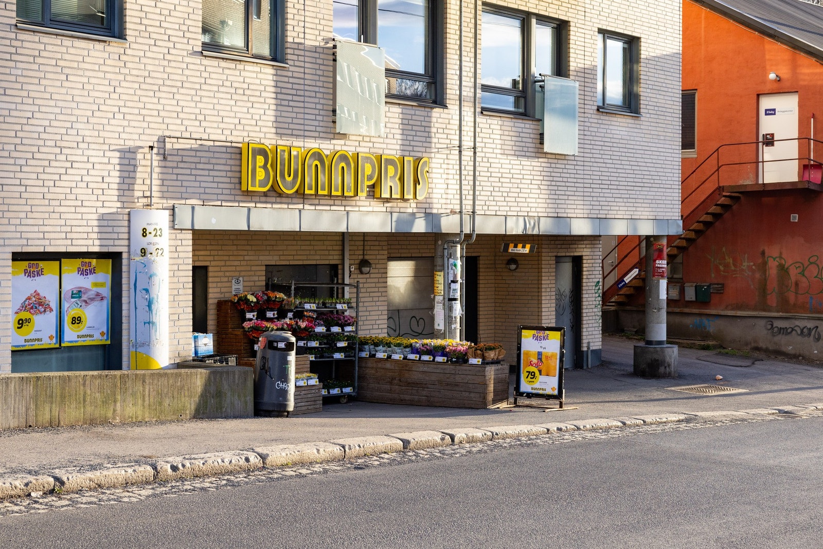 Dagligvarehandelen kan blant annet gjøres på Bunnpris, som ligger 100 meter fra leiligheten. Galleribilde