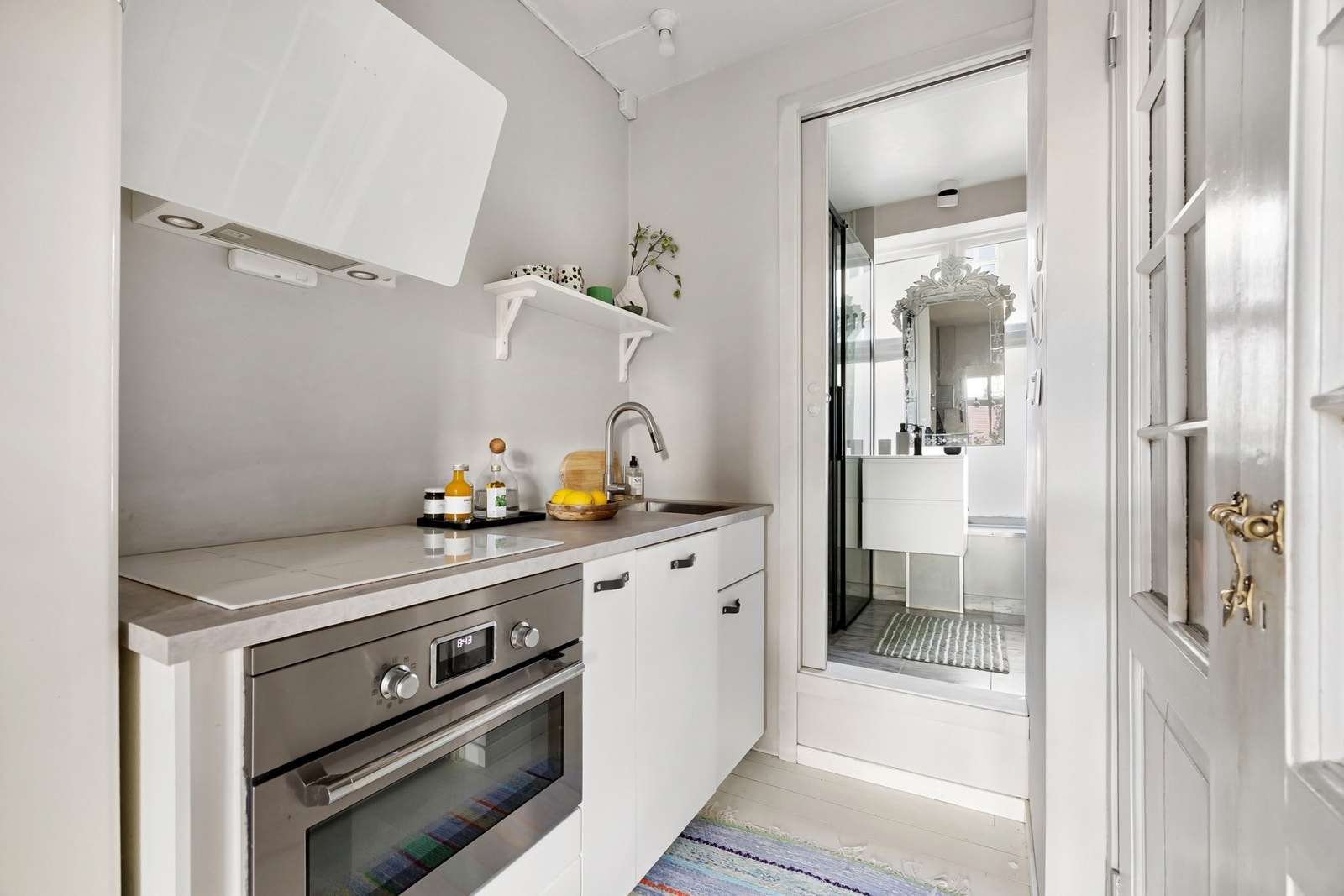 Kjøkkenet er utstyrt med integrerte hvitevarer som oppvaskmaskin, stekeovn og induksjonstopp. Galleribilde