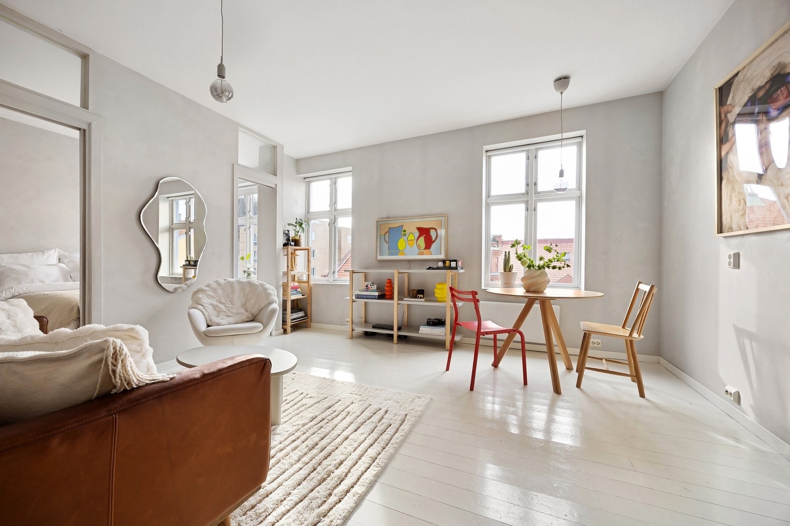 Dagslyset som strømmer inn skaper en luftig atmosfære i leiligheten. Galleribilde