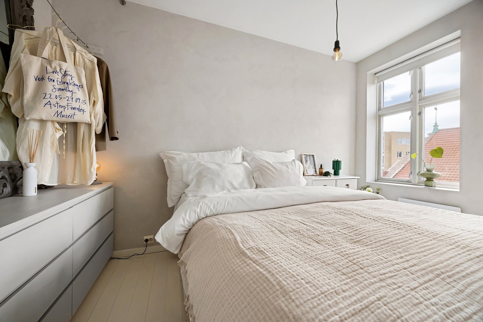 Leiligheten har et lyst og pent soverom med god plass til dobbeltseng. Galleribilde