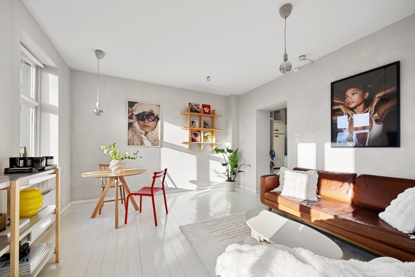 Det er plass til sofa, godstoler og spisebord i stuen. Galleribilde