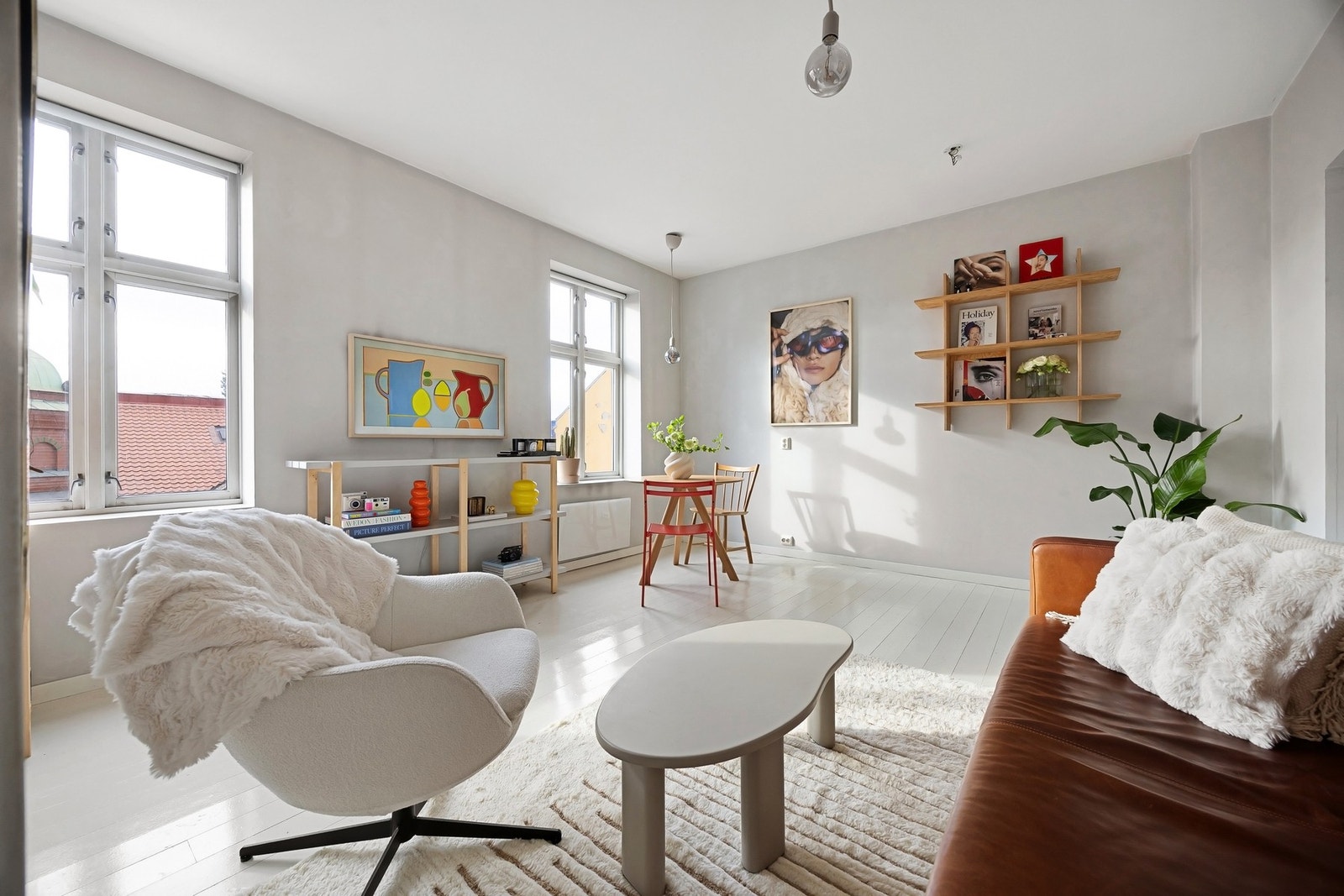 Stuen oppleves som romslig og innbydende. Galleribilde