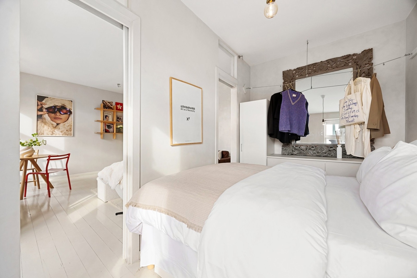 Soverommet har adkomst via to plassbesparende skyvedører fra stuen. Galleribilde