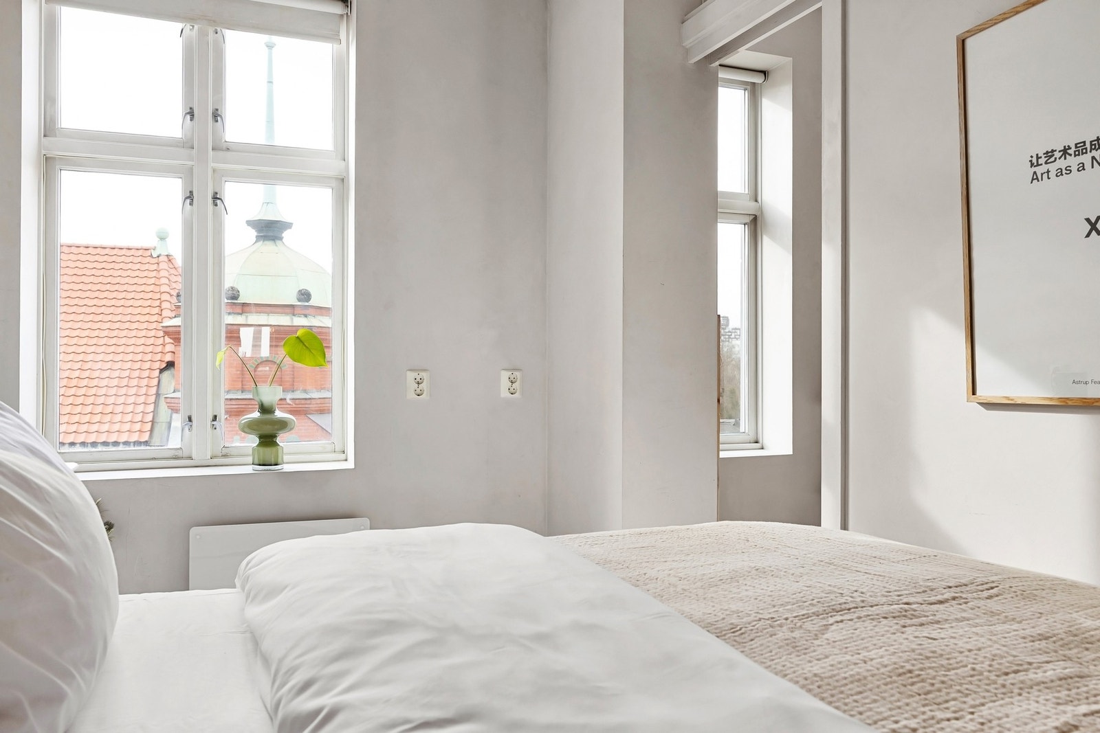 Et stort, klassisk bygårdsvindu sørger for rikt, naturlig lysinnslipp på soverommet. Galleribilde