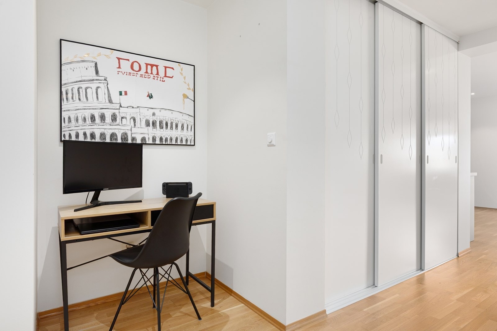 Gang med skyvedørsgarderobe og kontorplass Galleribilde
