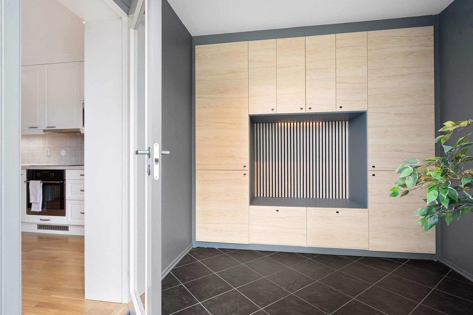 Stor entré med plassbygd garderobe til oppbevaring Galleribilde