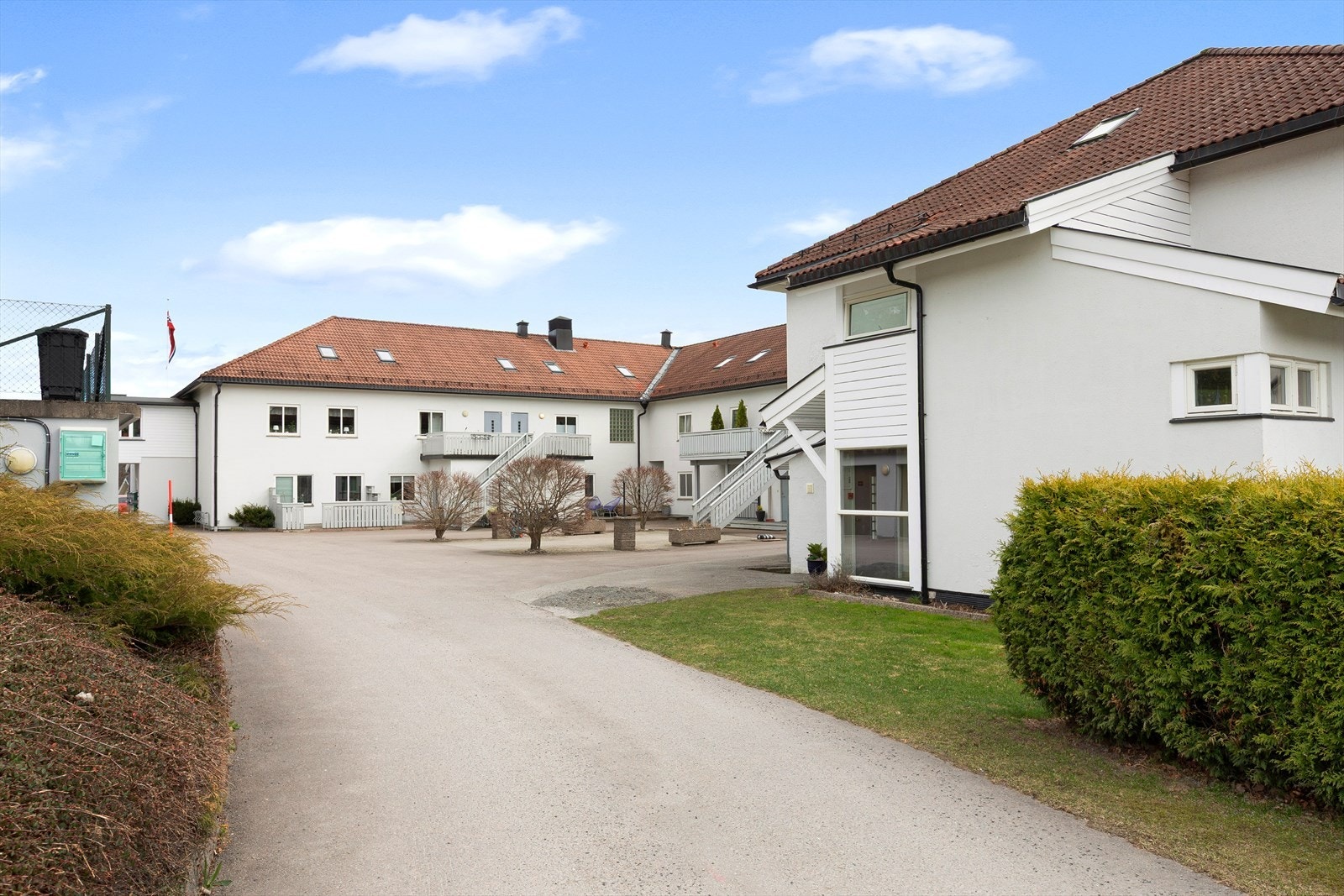 Pent opparbeidede fellesarealer med diverse beplantning Galleribilde