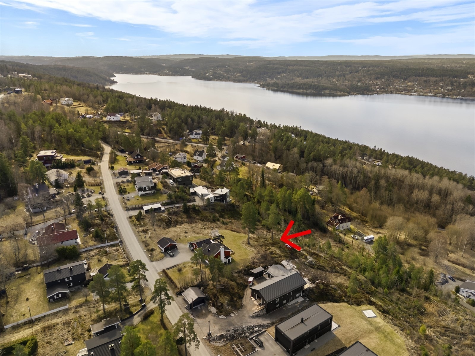 Vestvendt med fjordutsikt og kveldssol nær sjøen Galleribilde