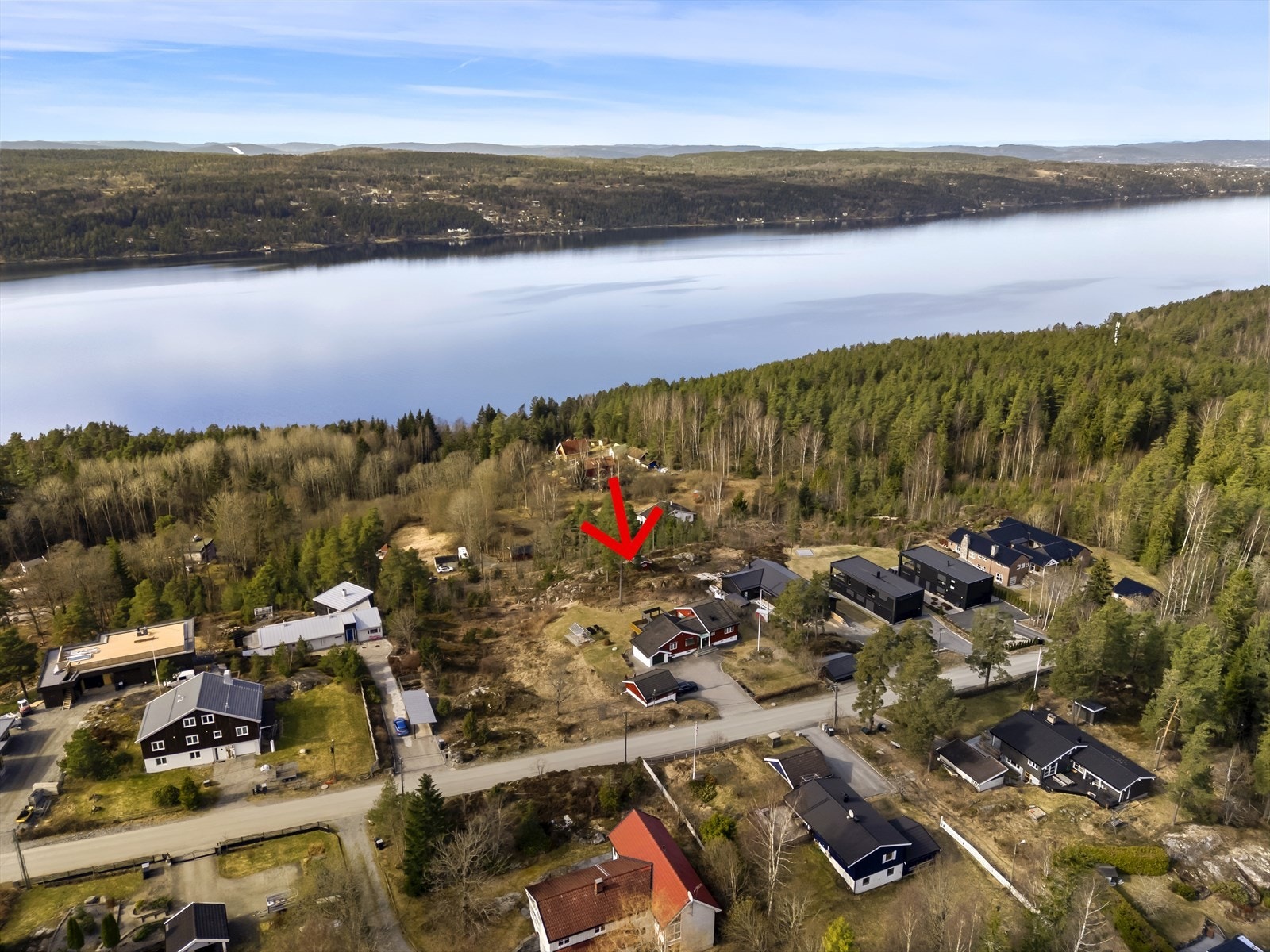 Vestvendt med fjordutsikt og kveldssol nær sjøen Galleribilde