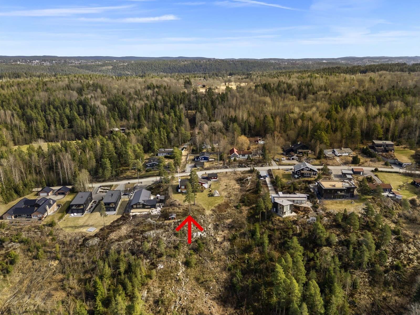 Vestvendt med fjordutsikt og kveldssol nær sjøen Galleribilde
