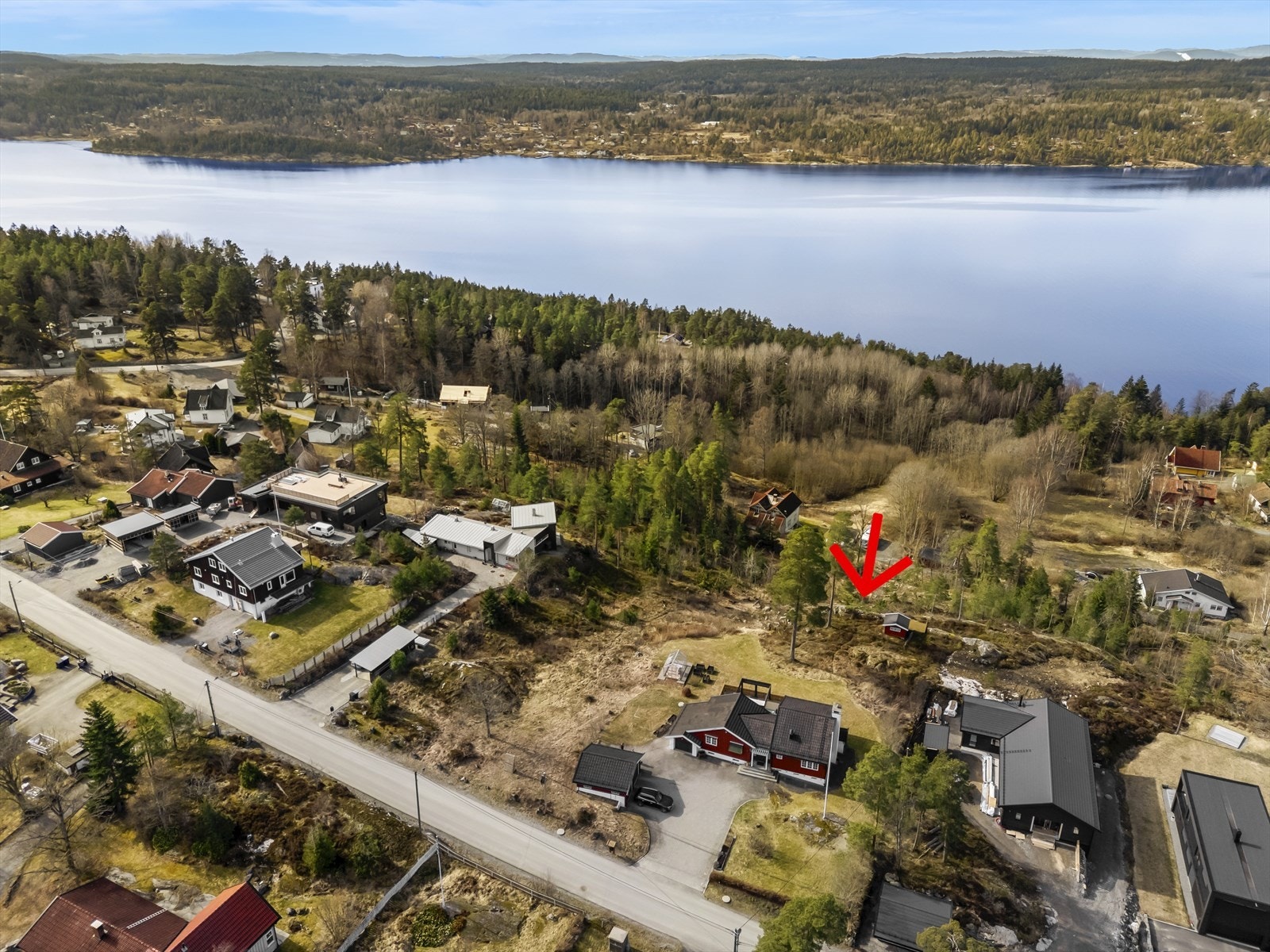 Vestvendt med fjordutsikt og kveldssol nær sjøen Galleribilde