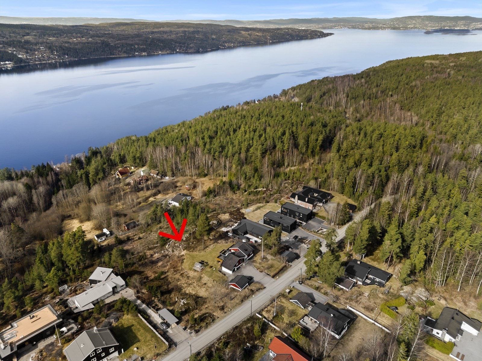 Vestvendt med fjordutsikt og kveldssol nær sjøen Galleribilde