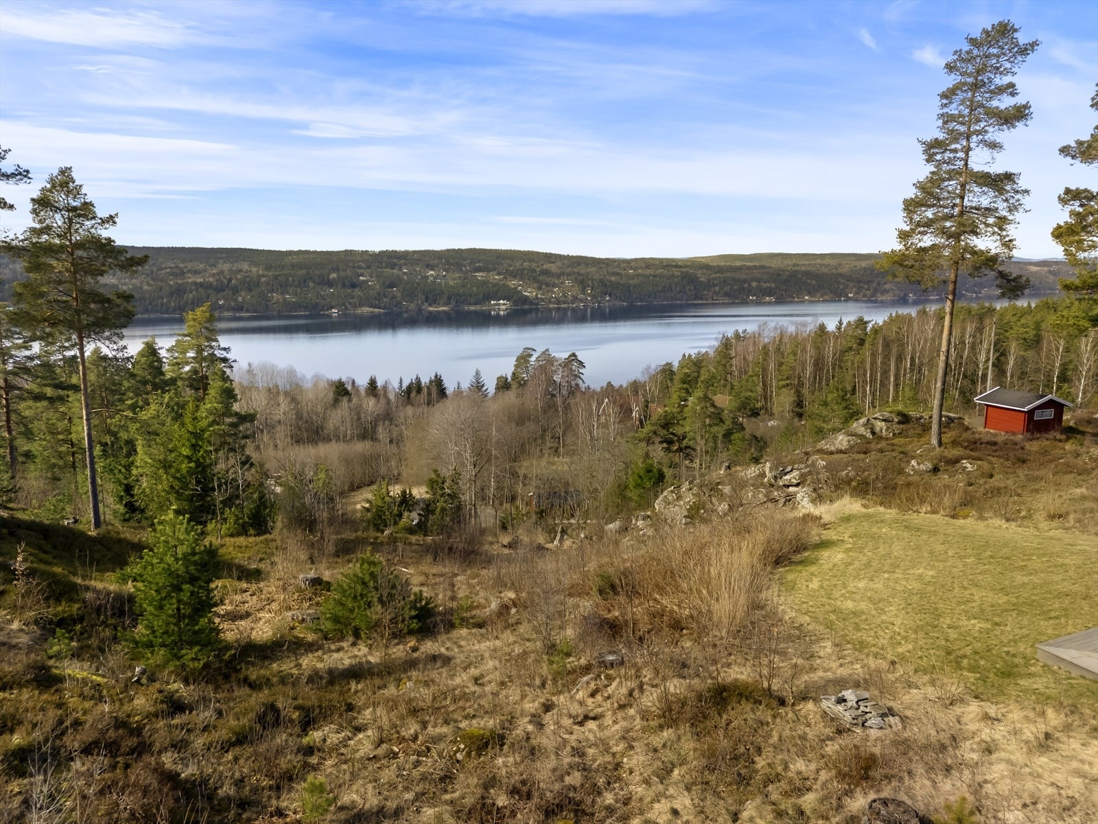Det står et uthus på tomten Galleribilde