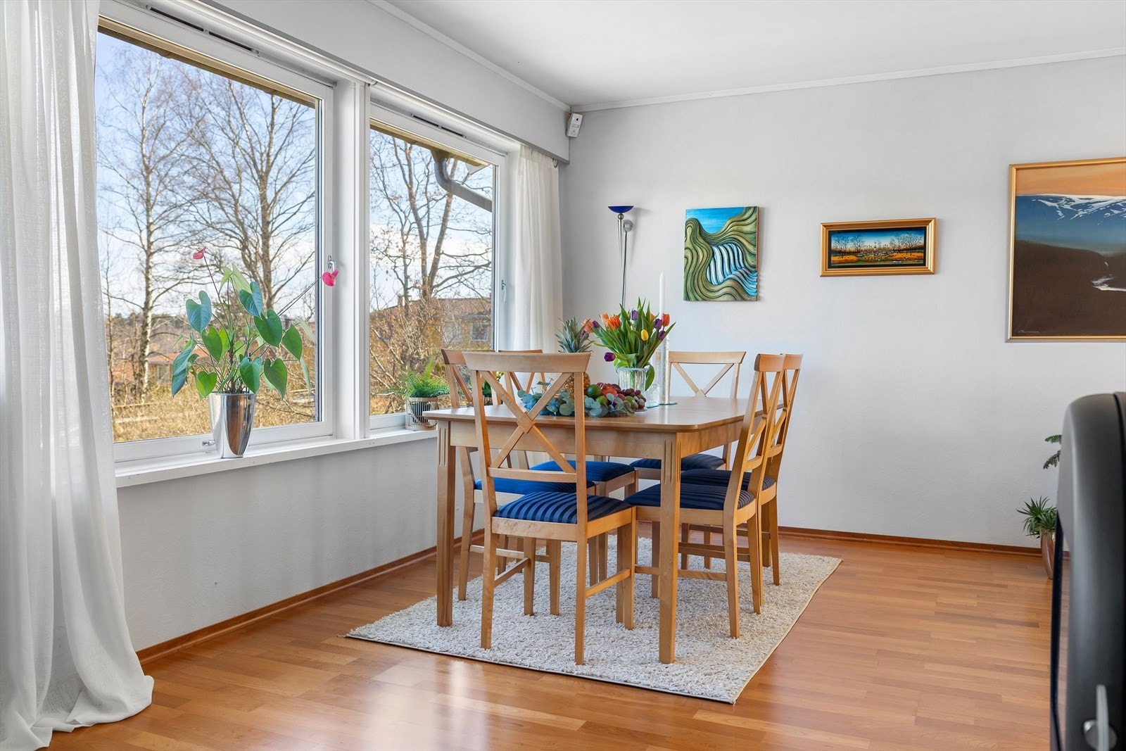 Vinduer med 2-lags isolerglass og trekarmer, hovedsakelig fra 1977. Galleribilde