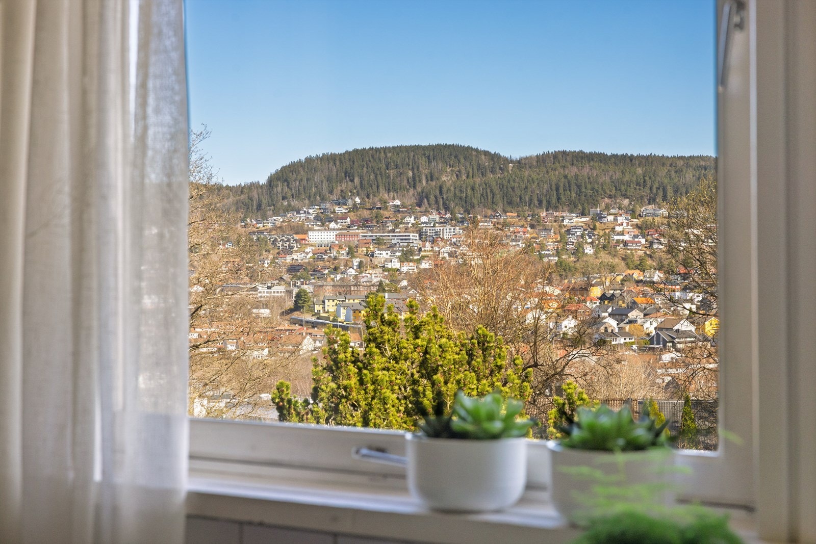 Fra kjøkkenet ser du over til Kjelsås, her er det også kort vei til Engebråten ungdomsskole. Galleribilde