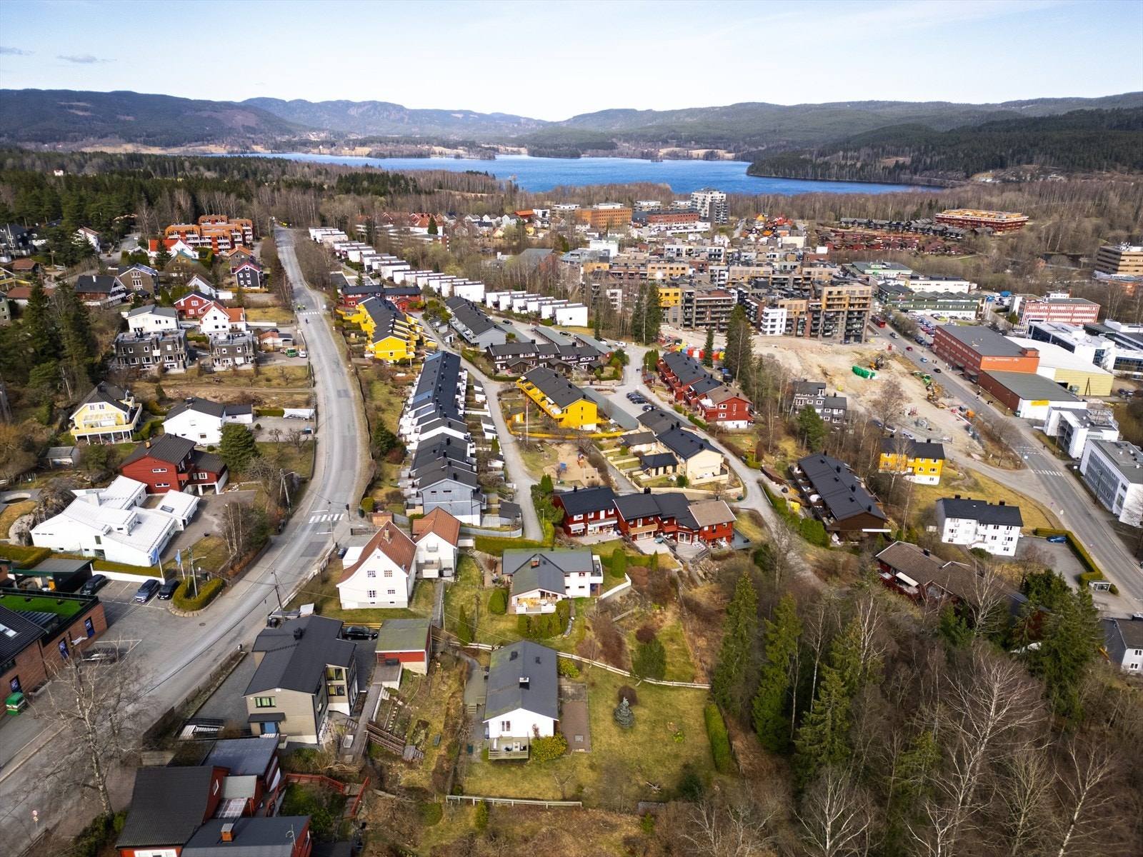 Med Maridalsvannet rett i nærheten, har du flere turmuligheter og en rolig naturopplevelse like utenfor døren. Galleribilde