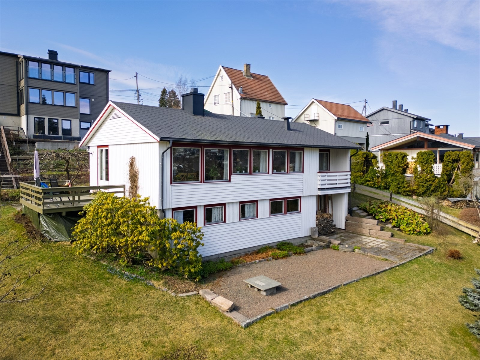 Boligen har en klassisk og velholdt fasade. Boligen ble sist beiset XXX Galleribilde
