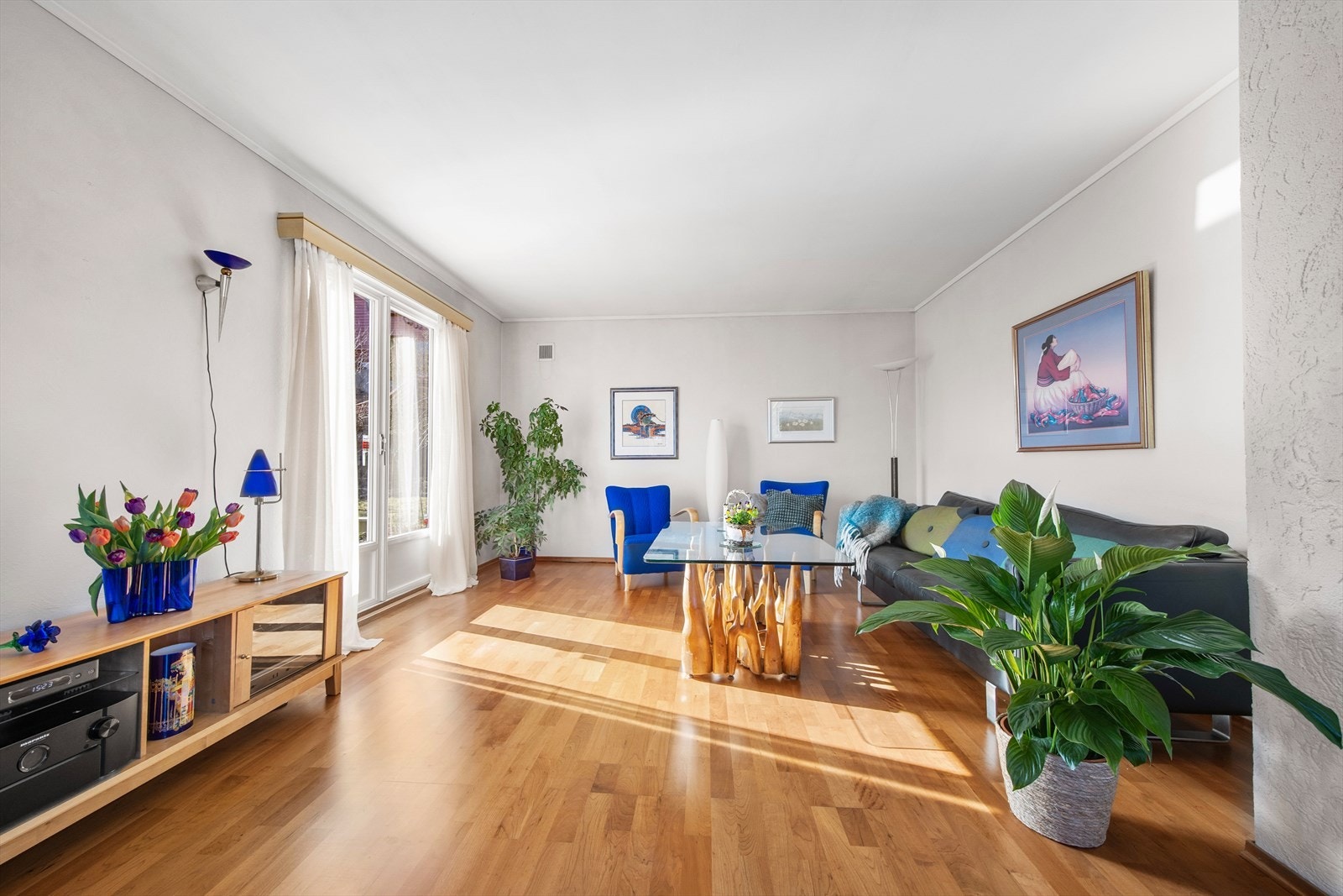 Boligen har naturlig ventilasjon med avtrekk. Tilluft slippes inn via veggventiler og spalteventiler i vinduene. Galleribilde