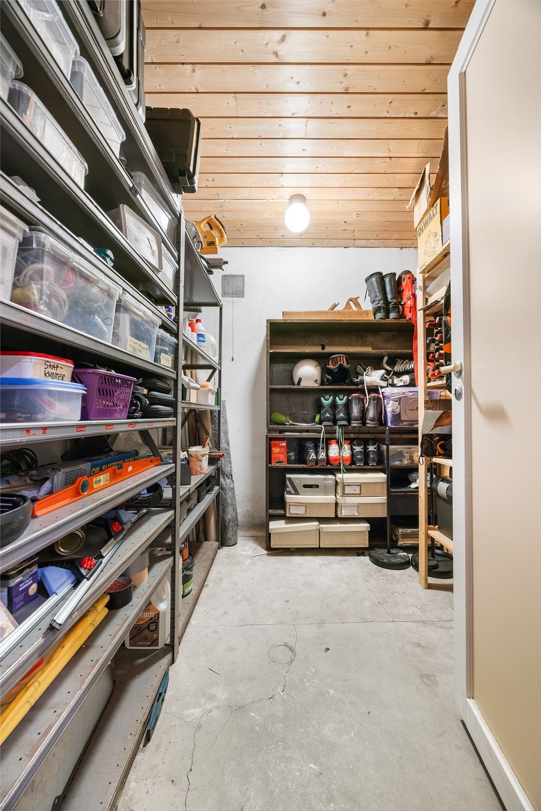 Boligen har rikelig lagringsplass med to boder, kott under trappen og et teknisk rom i kjelleren. Galleribilde