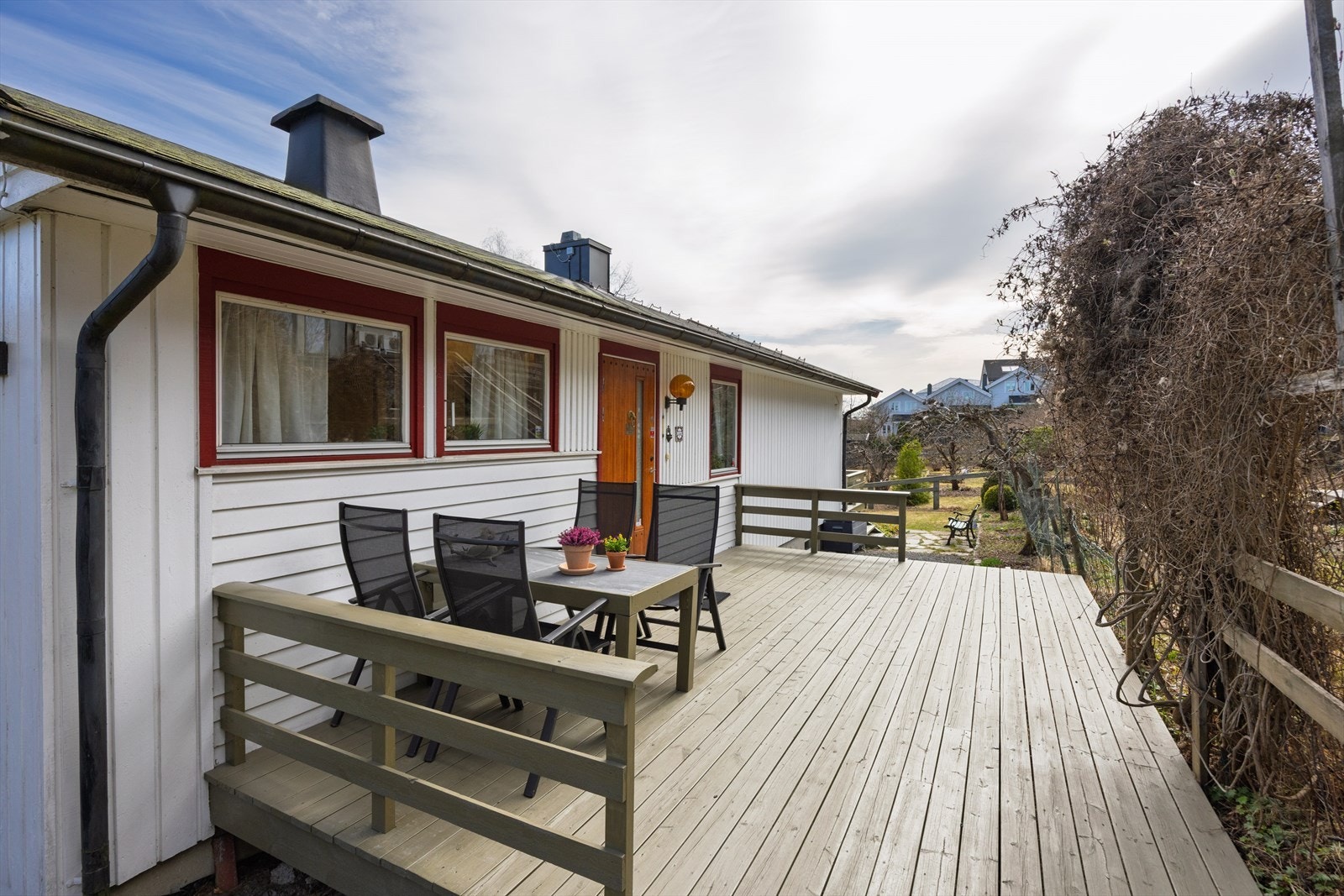 Stor terrasse på 40 m² med god plass til både spisegruppe og loungemøbler. Galleribilde