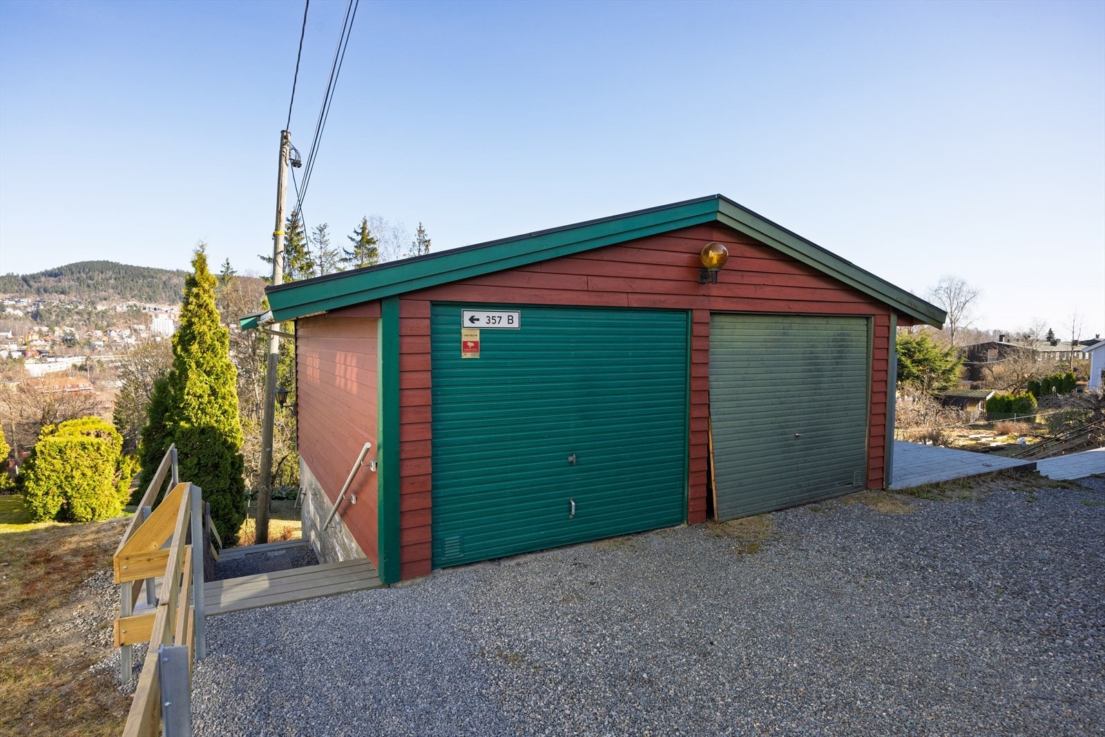 Garasje på 16 m² som del av frittstående felles garasje (venstre tilhører). I tillegg følger tinglyst biloppstillingsplass rett utenfor garasjen. Galleribilde