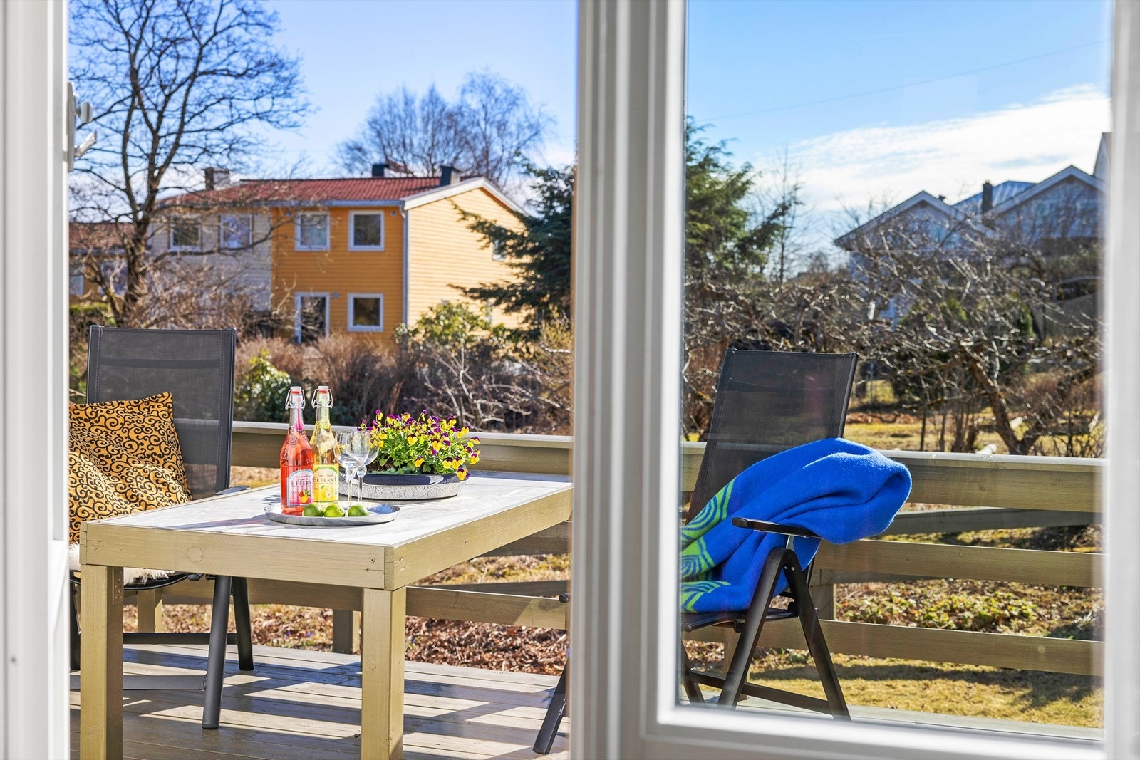 Solrik sørvendt terrasse - perfekt for hyggelige utestunder. Galleribilde