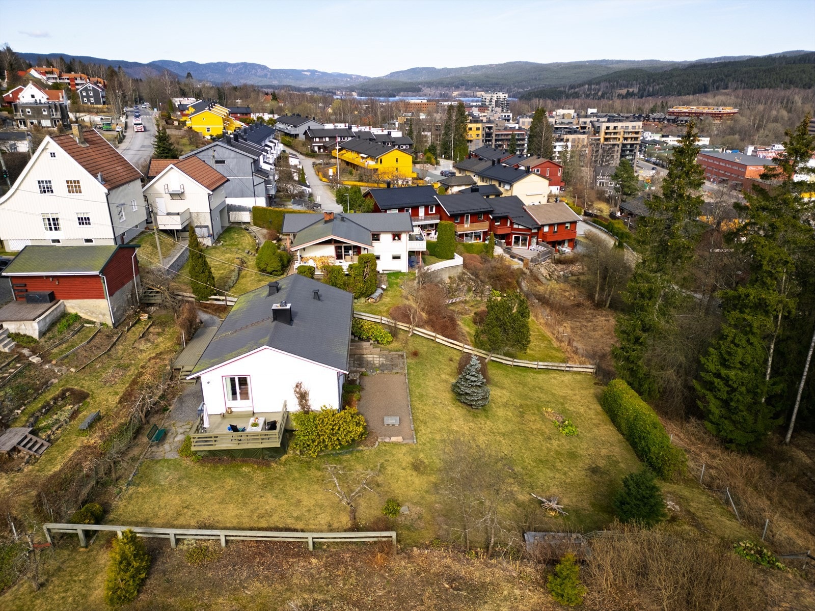 Nordmarka tilbyr milevis av turstier gjennom vakre landskap og idylliske tjern, perfekt for bading og fiske om sommeren. Galleribilde