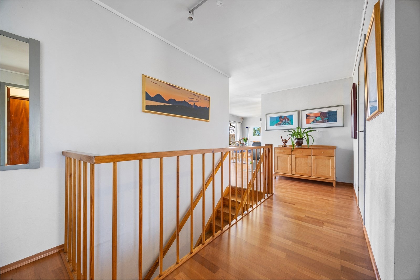 Fra gangen, forbi trappen, kommer du til den åpne stuen og kjøkkenet. Galleribilde