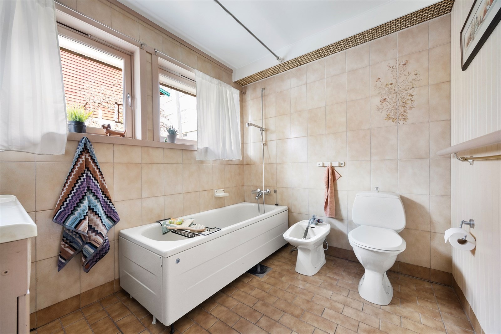 Badet har varmekabler i gulvet. Badet er i dag i daglig bruk, men kan trenge en oppgradering for å møte dagens standard. Galleribilde