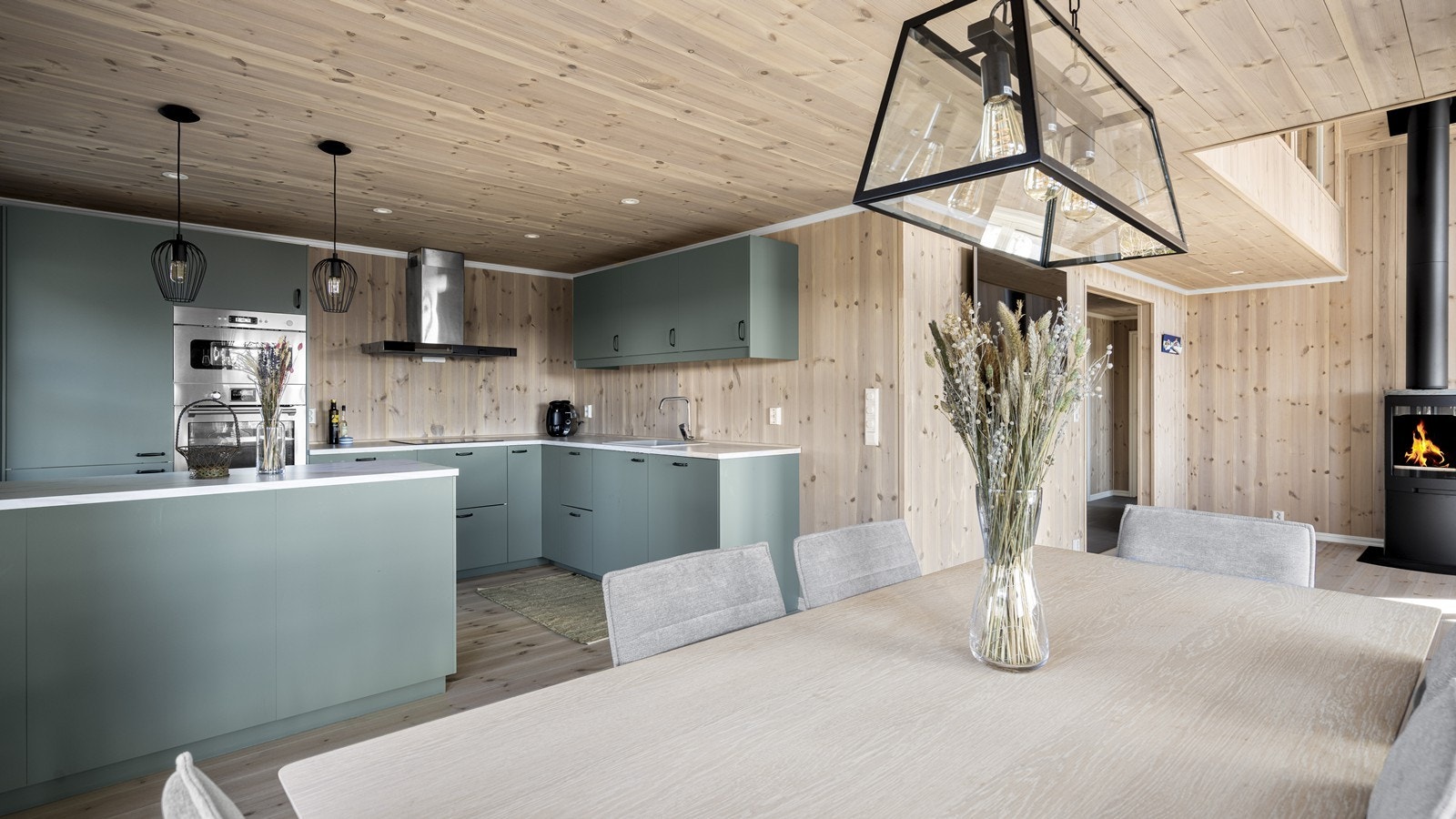 Stort og romslig kjøkken fra IKEA i moderne og fin farge Galleribilde