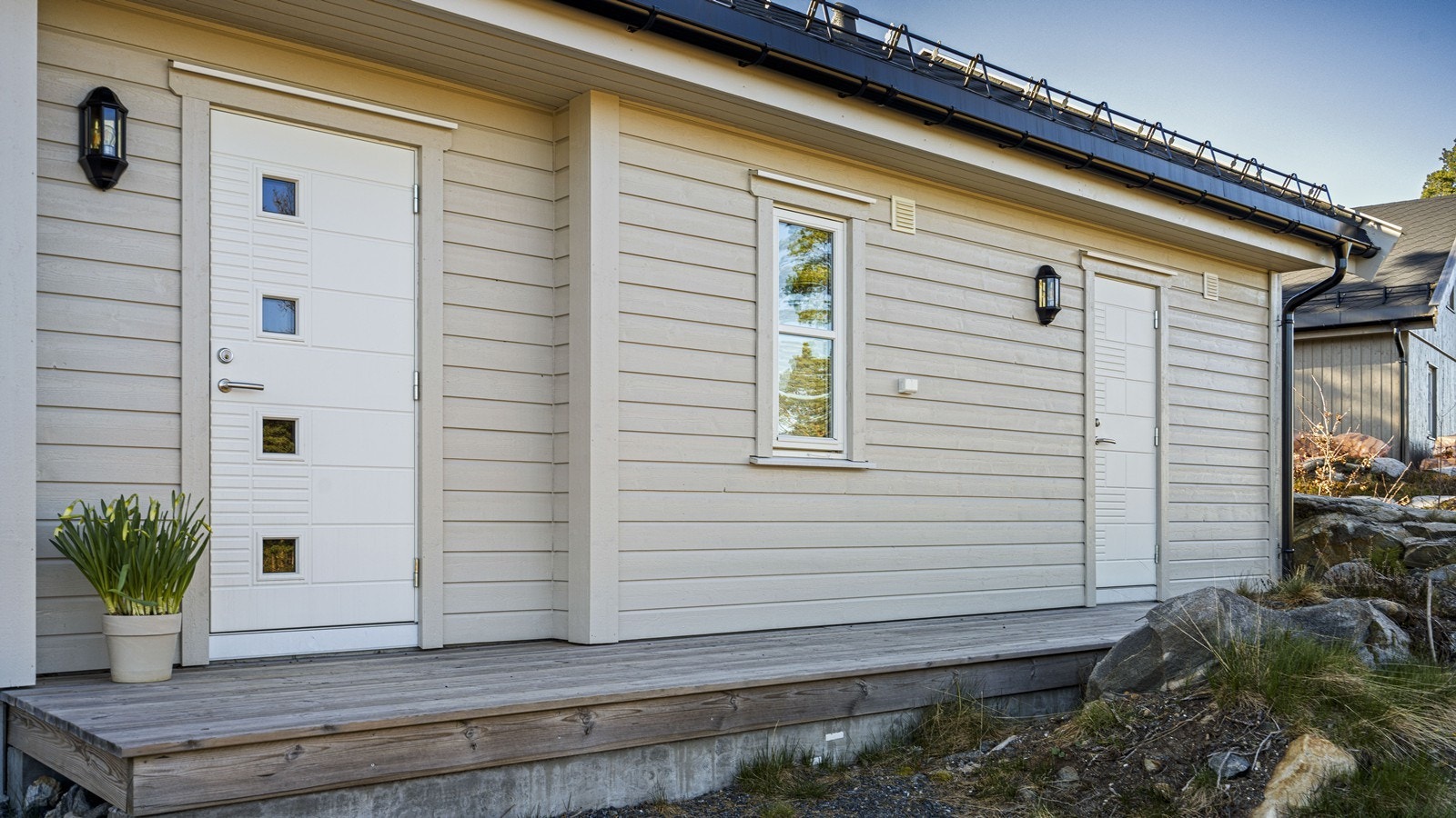 Ved siden av inngangen er det praktisk bod på ca. 4 kvm. Galleribilde