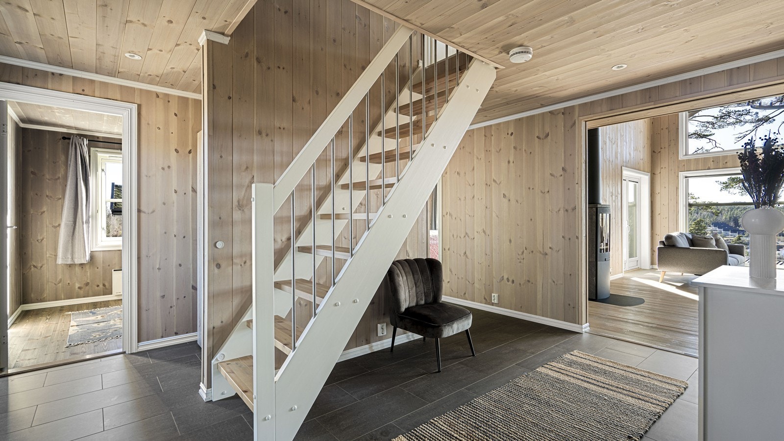 Fra gangen er det adkomst til toalett, 2 soverom og bad med badstue Galleribilde