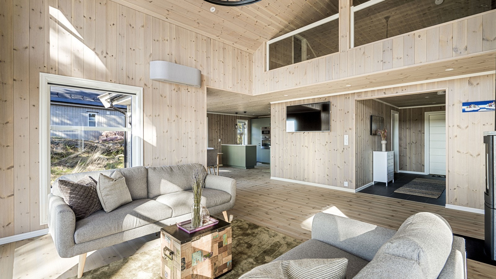 I stuen er det god plass til sofagruppe. Fin delvis åpen løsning mot spisestuen og kjøkkenet Galleribilde