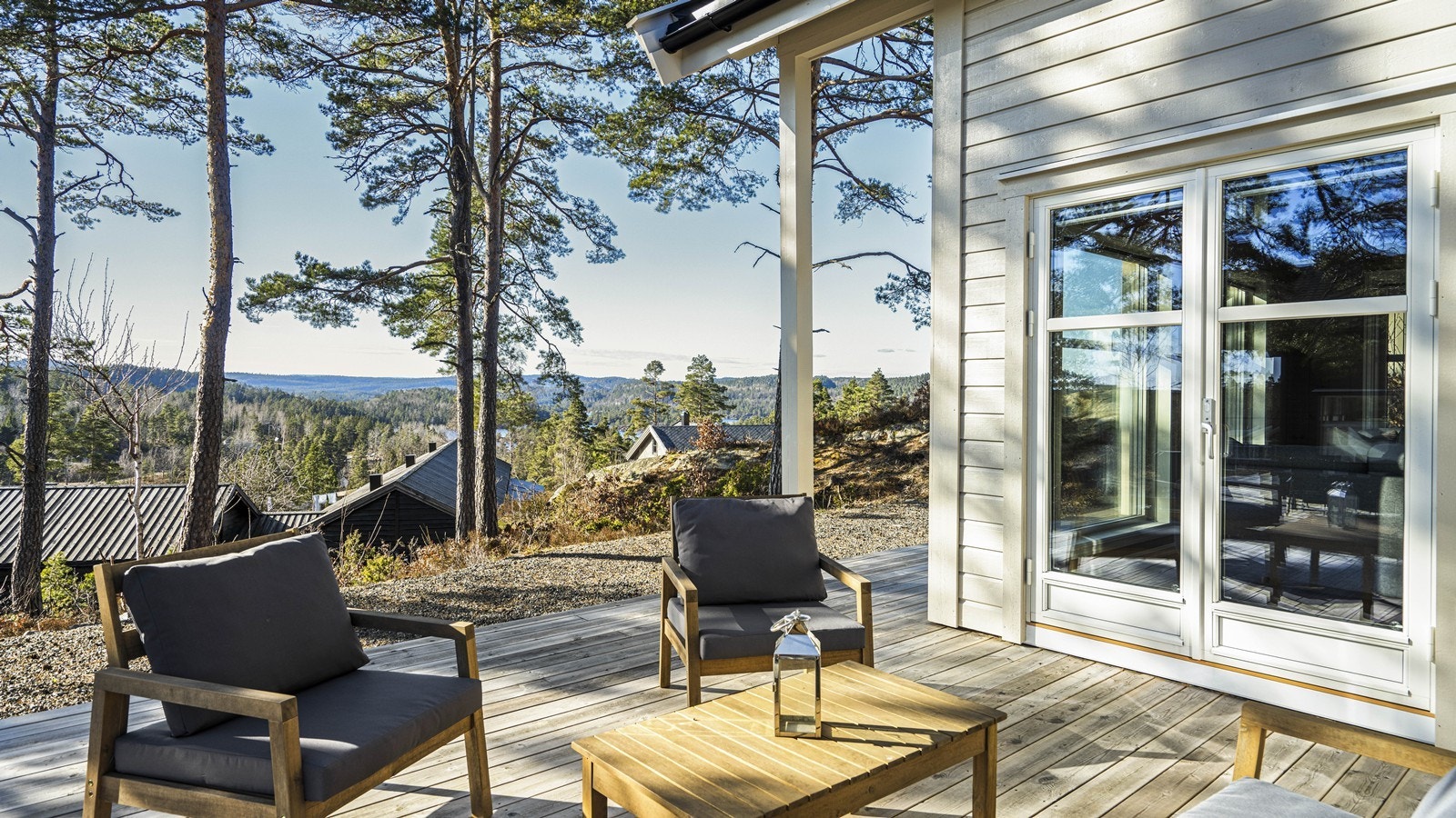 Terrassen er av god størrelse og har rikelig med plass til møblement Galleribilde